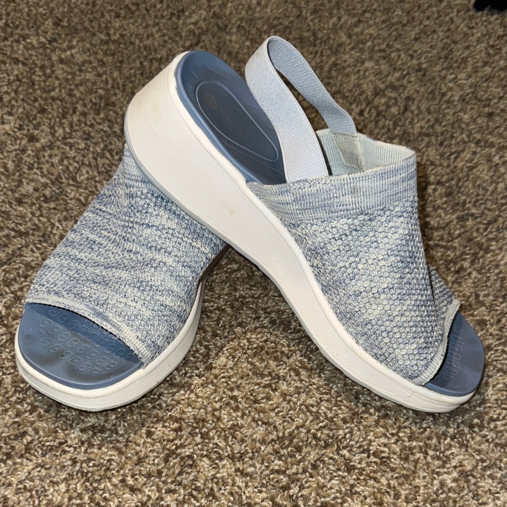 Bzees comfy elastic strap sandals in denim blue - 9 - EUC!